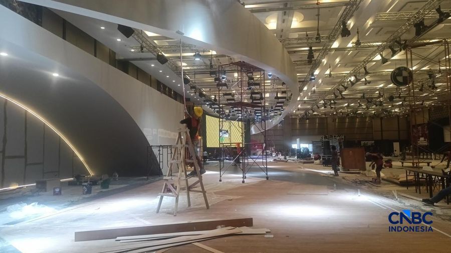 Sejumlah pekerja menyelesaikan beberapa stand booth menjelang GAIKINDO Indonesia International Auto Show (GIIAS) 2026 di ICE BSD., Tangerang, Senin (27/7/2026). (CNBC Indonesia/Ferry Sandi)