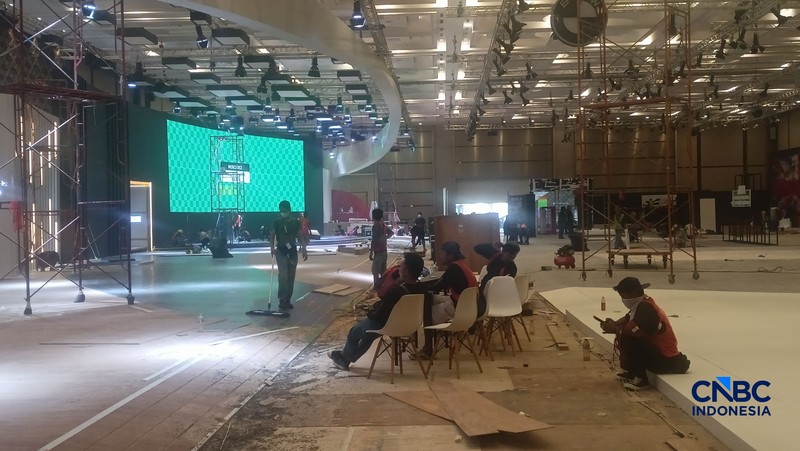 Sejumlah pekerja menyelesaikan beberapa stand booth menjelang GAIKINDO Indonesia International Auto Show (GIIAS) 2026 di ICE BSD., Tangerang, Senin (27/7/2026). (CNBC Indonesia/Ferry Sandi)