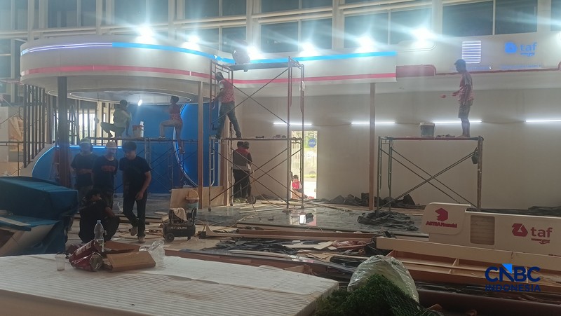 Sejumlah pekerja menyelesaikan beberapa stand booth menjelang GAIKINDO Indonesia International Auto Show (GIIAS) 2026 di ICE BSD., Tangerang, Senin (27/7/2026). (CNBC Indonesia/Ferry Sandi)