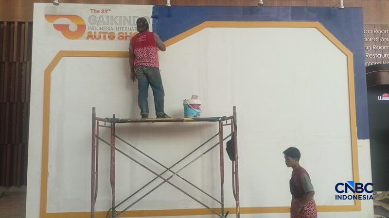 Sejumlah pekerja menyelesaikan beberapa stand booth menjelang GAIKINDO Indonesia International Auto Show (GIIAS) 2026 di ICE BSD., Tangerang, Senin (27/7/2026). (CNBC Indonesia/Ferry Sandi)
