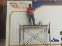 Sejumlah pekerja menyelesaikan beberapa stand booth menjelang GAIKINDO Indonesia International Auto Show (GIIAS) 2026 di ICE BSD., Tangerang, Senin (27/7/2026). (CNBC Indonesia/Ferry Sandi)