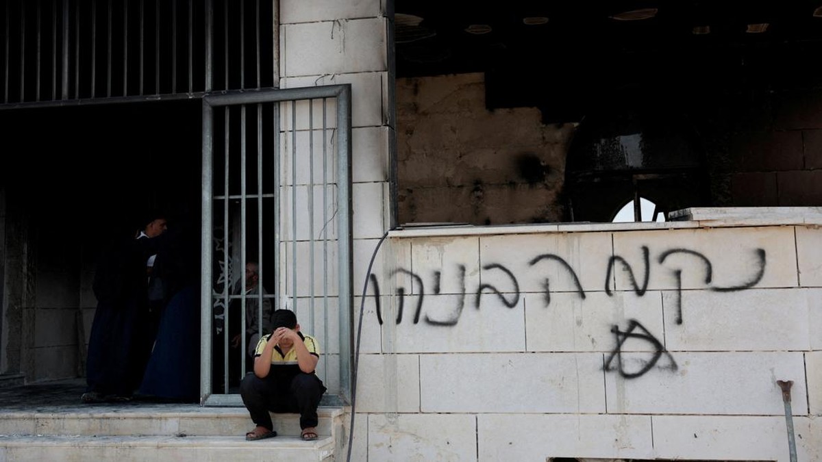 Aksi Brutal Pemukim Israel: Bakar Dua Masjid, Tembok Dicoret Grafiti