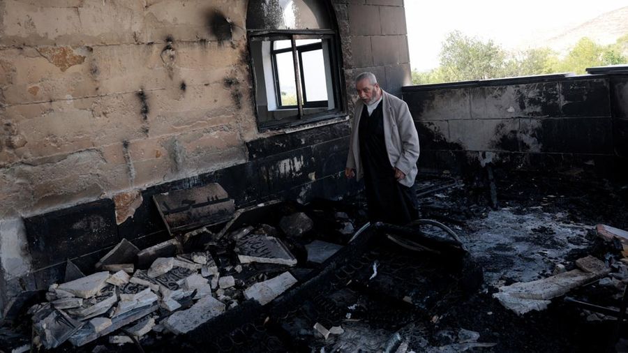 Seorang pria Palestina memeriksa kerusakan di sebuah masjid, yang menurut warga Palestina dirusak oleh pemukim Israel, di Qusra dekat Nablus, di Tepi Barat yang diduduki Israel, 26 Juli 2026.