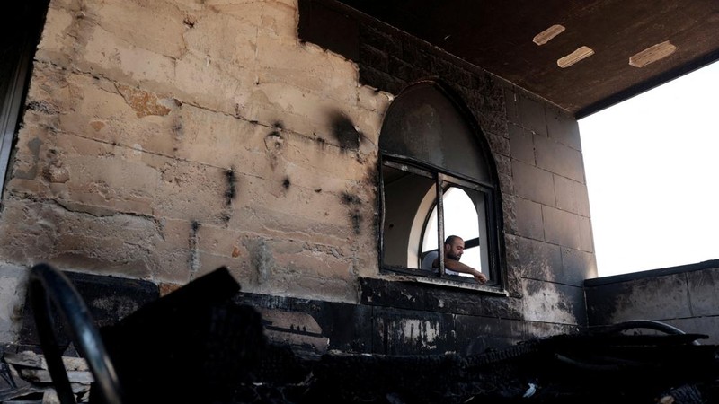 Seorang pria Palestina memeriksa kerusakan di sebuah masjid, yang menurut warga Palestina dirusak oleh pemukim Israel, di Qusra dekat Nablus, di Tepi Barat yang diduduki Israel, 26 Juli 2026.