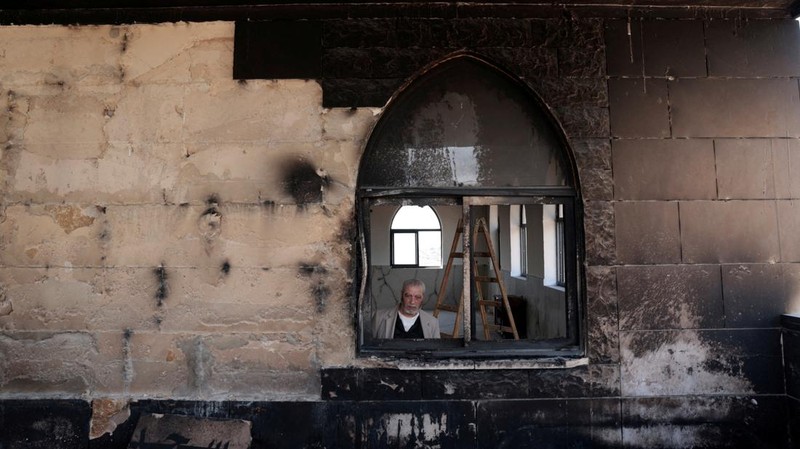 Seorang pria Palestina memeriksa kerusakan di sebuah masjid, yang menurut warga Palestina dirusak oleh pemukim Israel, di Qusra dekat Nablus, di Tepi Barat yang diduduki Israel, 26 Juli 2026.