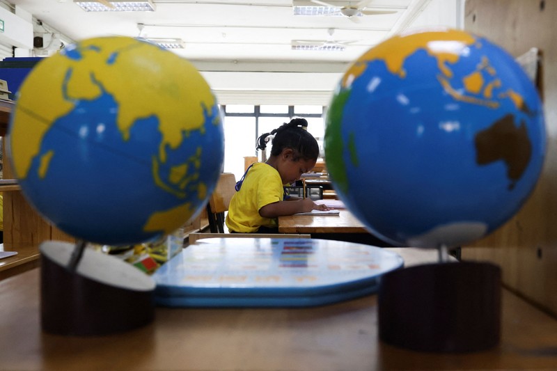 Para siswa di sebuah sekolah untuk pengungsi berpartisipasi dalam kegiatan pembelajaran di tengah lonjakan ujaran kebencian daring yang menargetkan komunitas Rohingya, di Kuala Lumpur, Malaysia, 13 Juli 2026. (REUTERS/Hasnoor Hussain)