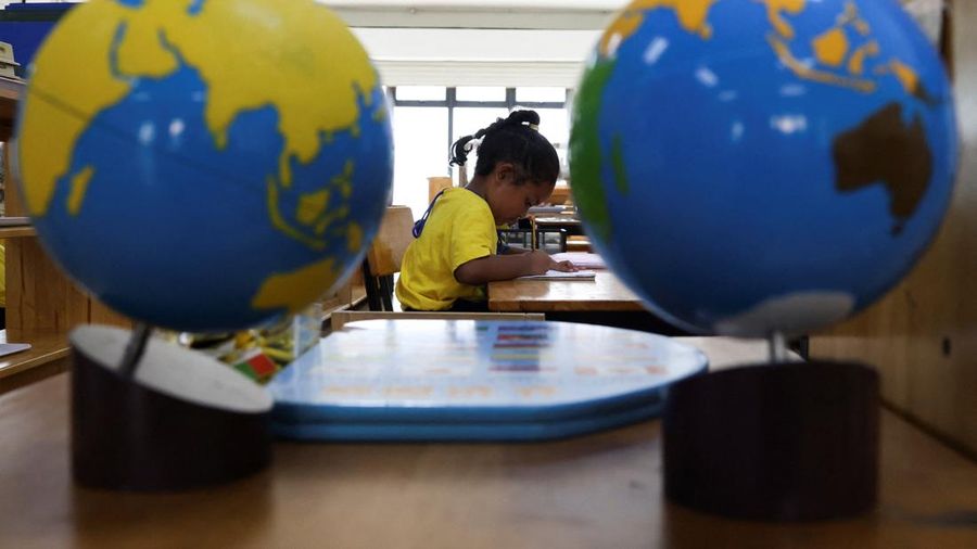 Seorang siswa di sekolah untuk pengungsi berperan-serta dalam aktivitas pembelajaran di tengah lonjakan ujaran kebencian daring nan menargetkan organisasi Rohingya, di Kuala Lumpur, Malaysia, 13 Juli 2026.