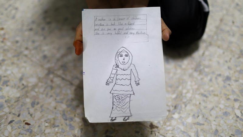 Seorang siswi dari komunitas Rohingya menunjukkan gambar dan catatan selama wawancara karena sekolahnya terpaksa ditutup di tengah lonjakan ujaran kebencian daring yang menargetkan komunitas tersebut, di Subang Jaya, Malaysia, 7 Juli 2026.