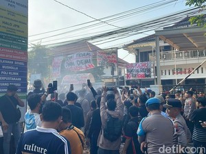 Demo di Kejari Pati Diwarnai Aksi Bakar Ban