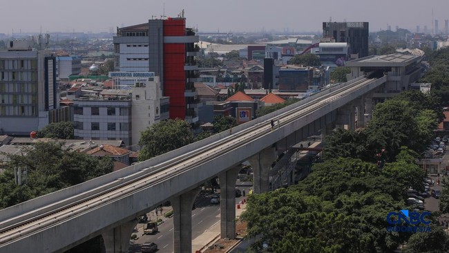 Penampakan Beton Raksasa Menancap Topang Rel LRT Velodrome-Manggarai