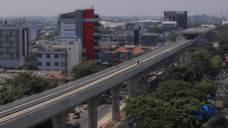 Suasana pengerjaan proyek jalur Lintas Raya Terpadu (LRT) Jakarta rute Velodrome–Manggarai (Fase 1B) di kawasan Rawamangun, Jakarta, Senin (27/7/2026). (CNBC Indonesia/Faisal Rahman)