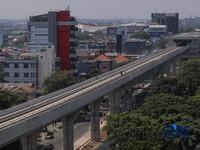 Suasana pengerjaan proyek jalur Lintas Raya Terpadu (LRT) Jakarta rute Velodrome–Manggarai (Fase 1B) di kawasan Rawamangun, Jakarta, Senin (27/7/2026). (CNBC Indonesia/Faisal Rahman)