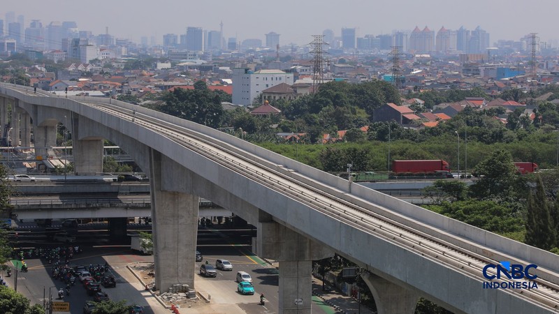 Suasana pengerjaan proyek jalur Lintas Raya Terpadu (LRT) Jakarta rute Velodrome&ndash;Manggarai (Fase 1B) di kawasan Rawamangun, Jakarta, Senin (27/7/2026). (CNBC Indonesia/Faisal Rahman)