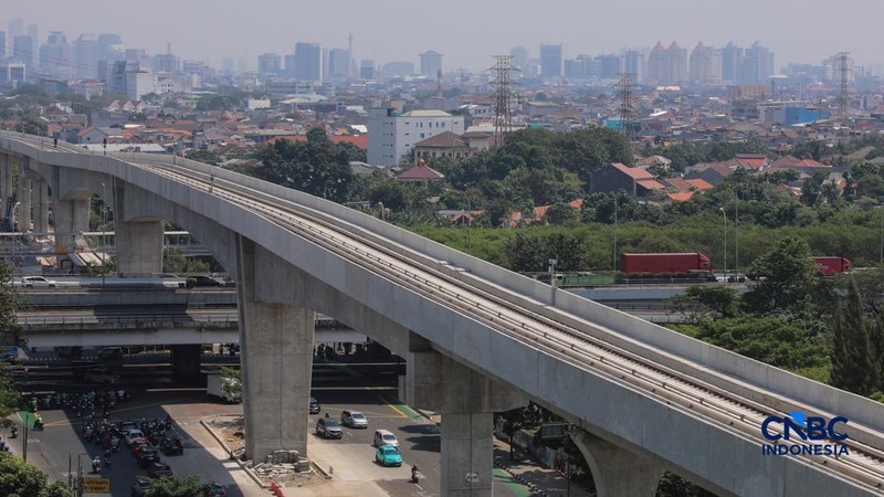 Suasana pengerjaan proyek jalur Lintas Raya Terpadu (LRT) Jakarta rute Velodrome–Manggarai (Fase 1B) di kawasan Rawamangun, Jakarta, Senin (27/7/2026). (CNBC Indonesia/Faisal Rahman)