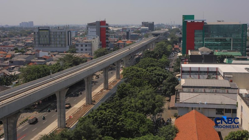 Suasana pengerjaan proyek jalur Lintas Raya Terpadu (LRT) Jakarta rute Velodrome–Manggarai (Fase 1B) di kawasan Rawamangun, Jakarta, Senin (27/7/2026). (CNBC Indonesia/Faisal Rahman)