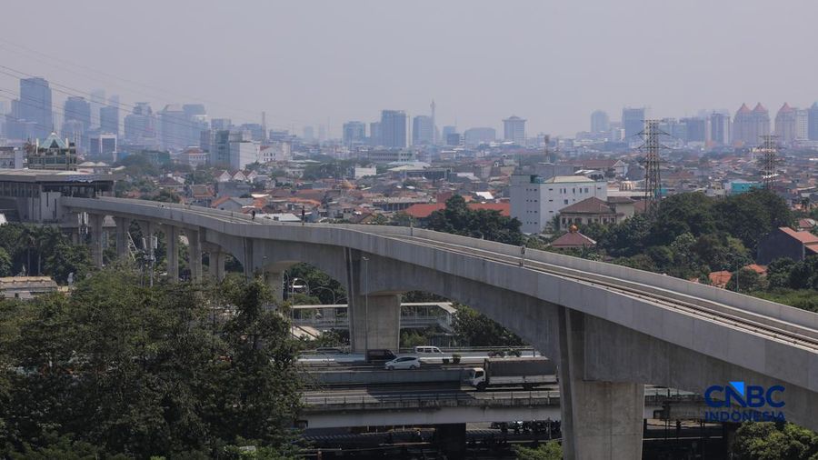 Suasana pengerjaan proyek jalur Lintas Raya Terpadu (LRT) Jakarta rute Velodrome–Manggarai (Fase 1B) di area Rawamangun, Jakarta, Senin (27/7/2026). (CNBC Indonesia/Faisal Rahman)
