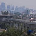Suasana pengerjaan proyek jalur Lintas Raya Terpadu (LRT) Jakarta rute VelodromeManggarai (Fase 1B) di kawasan Rawamangun, Jakarta, Senin (27/7/2026). (CNBC Indonesia/Faisal Rahman)