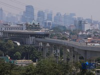 Suasana pengerjaan proyek jalur Lintas Raya Terpadu (LRT) Jakarta rute VelodromeManggarai (Fase 1B) di kawasan Rawamangun, Jakarta, Senin (27/7/2026). (CNBC Indonesia/Faisal Rahman)