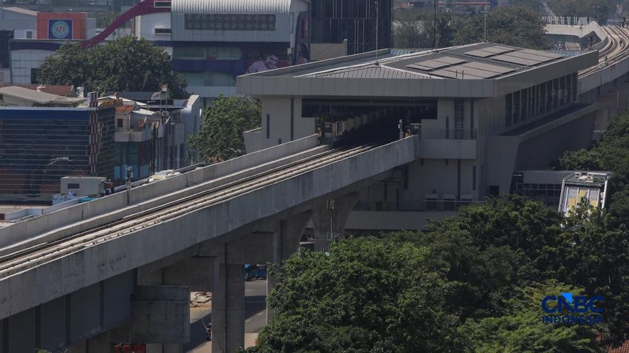 Suasana pengerjaan proyek jalur Lintas Raya Terpadu (LRT) Jakarta rute Velodrome–Manggarai (Fase 1B) di kawasan Rawamangun, Jakarta, Senin (27/7/2026). (CNBC Indonesia/Faisal Rahman)