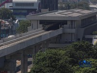 Suasana pengerjaan proyek jalur Lintas Raya Terpadu (LRT) Jakarta rute Velodrome–Manggarai (Fase 1B) di kawasan Rawamangun, Jakarta, Senin (27/7/2026). (CNBC Indonesia/Faisal Rahman)