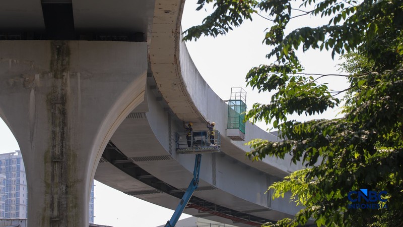 Suasana pengerjaan proyek jalur Lintas Raya Terpadu (LRT) Jakarta rute Velodrome&ndash;Manggarai (Fase 1B) di kawasan Rawamangun, Jakarta, Senin (27/7/2026). (CNBC Indonesia/Faisal Rahman)