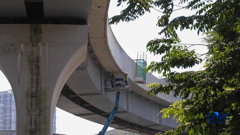 Suasana pengerjaan proyek jalur Lintas Raya Terpadu (LRT) Jakarta rute Velodrome–Manggarai (Fase 1B) di kawasan Rawamangun, Jakarta, Senin (27/7/2026). (CNBC Indonesia/Faisal Rahman)