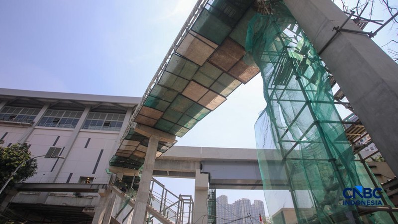 Suasana pengerjaan proyek jalur Lintas Raya Terpadu (LRT) Jakarta rute Velodrome–Manggarai (Fase 1B) di kawasan Rawamangun, Jakarta, Senin (27/7/2026). (CNBC Indonesia/Faisal Rahman)