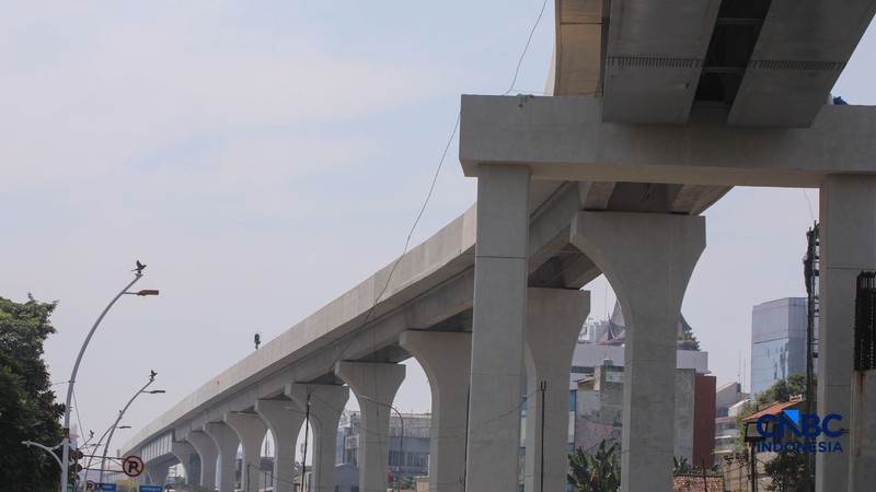 Suasana pengerjaan proyek jalur Lintas Raya Terpadu (LRT) Jakarta rute Velodrome&ndash;Manggarai (Fase 1B) di kawasan Rawamangun, Jakarta, Senin (27/7/2026). (CNBC Indonesia/Faisal Rahman)