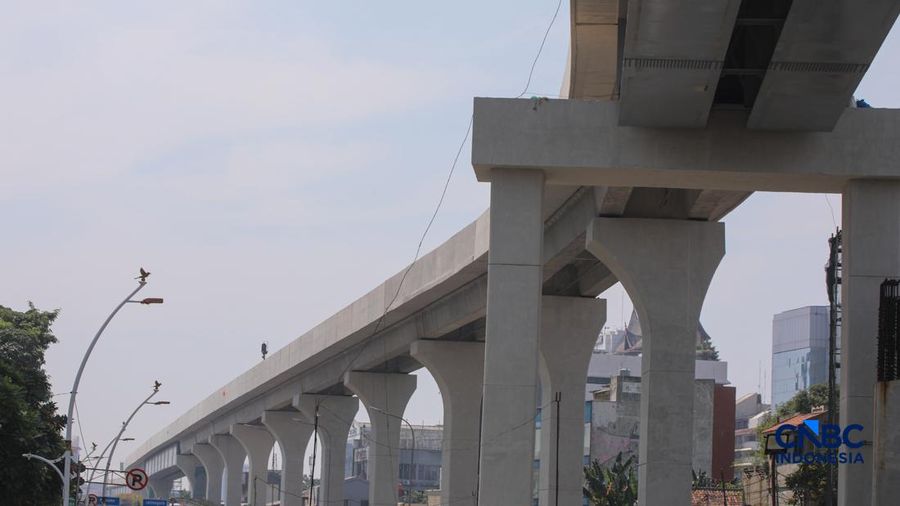 Suasana pengerjaan proyek jalur Lintas Raya Terpadu (LRT) Jakarta rute Velodrome–Manggarai (Fase 1B) di area Rawamangun, Jakarta, Senin (27/7/2026). (CNBC Indonesia/Faisal Rahman)