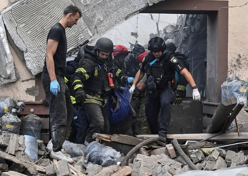 Lokasi sebuah SPBU yang terkena serangan udara Rusia, di tengah serangan Rusia terhadap Ukraina, di Zaporizhzhia, Ukraina, 26 Juli 2026. (REUTERS/Stringer)