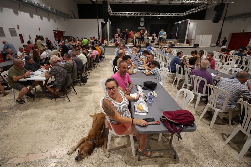 Warga dari desa-desa yang dievakuasi duduk untuk makan sambil berlindung di pusat olahraga di Moncofa, Castellon, Spanyol, 26 Juli 2026. (REUTERS/Eva Manez)