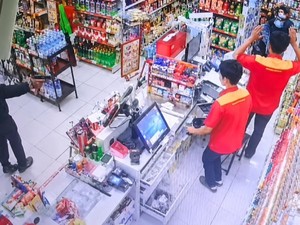 Aksi Mencekam Rampok Bersenjata Api di Minimarket di Majalengka