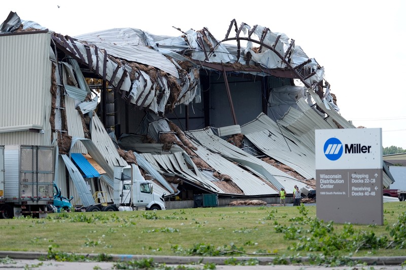 Sebuah tornado menerjang sebagian wilayah Wisconsin bagian timur, Amerika Serikat, pada Senin siang (27/7/2026), mengakibatkan kerusakan parah pada bangunan serta memutus aliran listrik bagi ribuan warga. (Tangkapan Layar Video Reuters/ABC AFFILIATE WBAY)