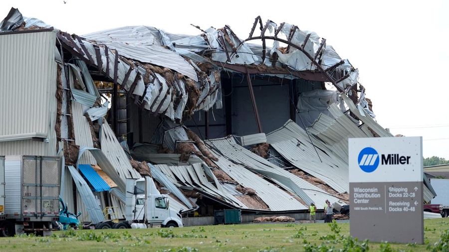 Atap gedung Miller Electric ambruk setelah badai petir hebat dan peringatan tornado di Appleton, Wisconsin, AS, 27 Juli 2026.