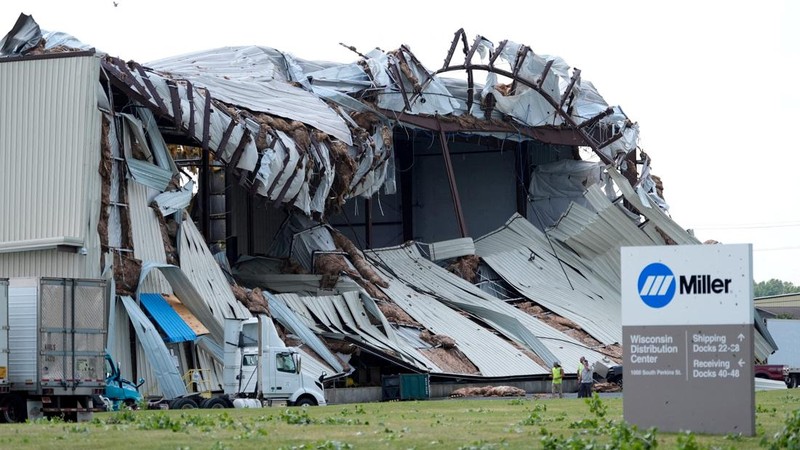 Atap gedung Miller Electric ambruk setelah badai petir hebat dan peringatan tornado di Appleton, Wisconsin, AS, 27 Juli 2026.