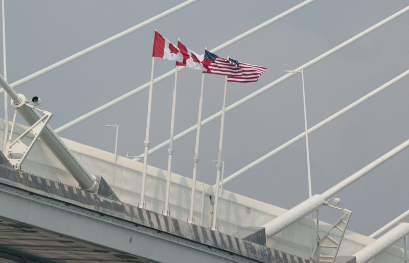 Sebuah tayangan drone menunjukkan kendaraan-kendaraan melintasi Jembatan Internasional Gordie Howe senilai $4,7 miliar, yang menghubungkan Windsor, Ontario dan Detroit, Michigan, pada hari pembukaannya di Windsor, Ontario, Kanada, 27 Juli 2026. (REUTERS/Carlos Osorio)