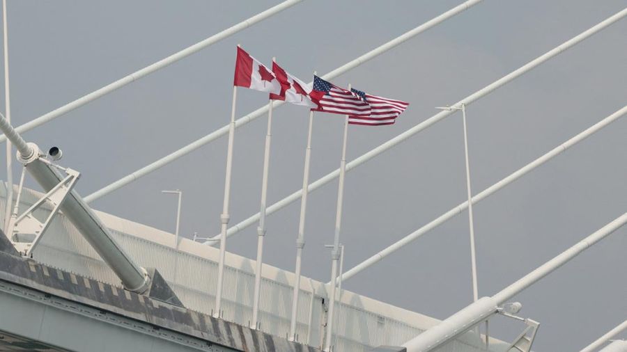 Bendera AS dan Kanada terlihat di titik tengah Jembatan Internasional Gordie Howe yang menghubungkan Windsor, Ontario ke Detroit, Michigan, AS, di Windsor, Ontario, Kanada, 27 Juli 2026.