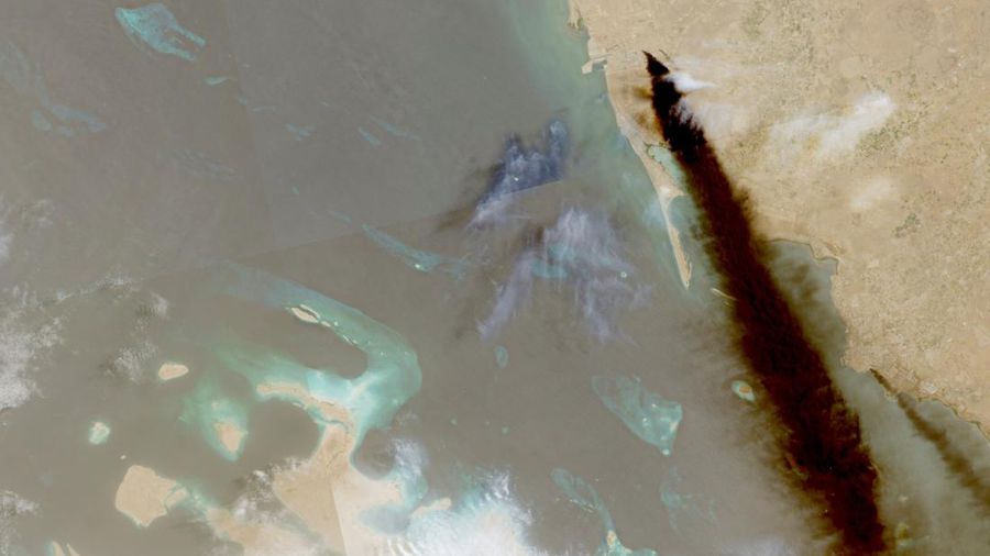 Citra satelit gabungan menunjukkan jejak asap yang mengepul, ketika kelompok Houthi Yaman yang bersekutu dengan Iran mengatakan pada hari Sabtu, 25 Juli, bahwa mereka melakukan operasi yang menargetkan fasilitas Saudi Aramco di Jizan dan Yanbu, menur