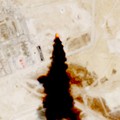 Citra satelit menunjukkan asap keluar dari fasilitas minyak, sementara kelompok Houthi Yaman yang bersekutu dengan Iran mengatakan pada hari Senin bahwa mereka menargetkan sejumlah lokasi pasokan dan transportasi minyak mentah yang sensitif, menurut