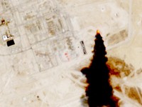 Citra satelit menunjukkan asap keluar dari fasilitas minyak, sementara kelompok Houthi Yaman yang bersekutu dengan Iran mengatakan pada hari Senin bahwa mereka menargetkan sejumlah lokasi pasokan dan transportasi minyak mentah yang sensitif, menurut