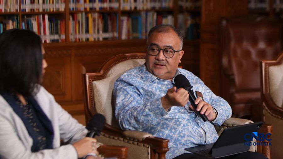 Deputi Bidang Pengendalian Perubahan Iklim dan Tata Kelola Nilai Ekonomi Karbon, Ir. Ary Sudijanto, MSE. menyampaikan pemaparan dalam Ekoniklim Talkshow 2026 di Wisma Habibie & Ainun, Jakarta, Selasa (28/7/2026). (CNBC Indonesia/Faisal Rahman)