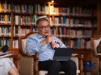 Deputi Bidang Pengendalian Perubahan Iklim dan Tata Kelola Nilai Ekonomi Karbon, Ir. Ary Sudijanto, MSE. menyampaikan pemaparan dalam Ekoniklim Talkshow 2026 di Wisma Habibie & Ainun, Jakarta, Selasa (28/7/2026). (CNBC Indonesia/Faisal Rahman)