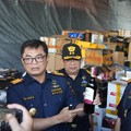 Direktur Jenderal Bea dan Cukai Djaka Budhi Utama menunjukkan barang hasil penindakan miras ilegal di Bali (dok humas DJBC)