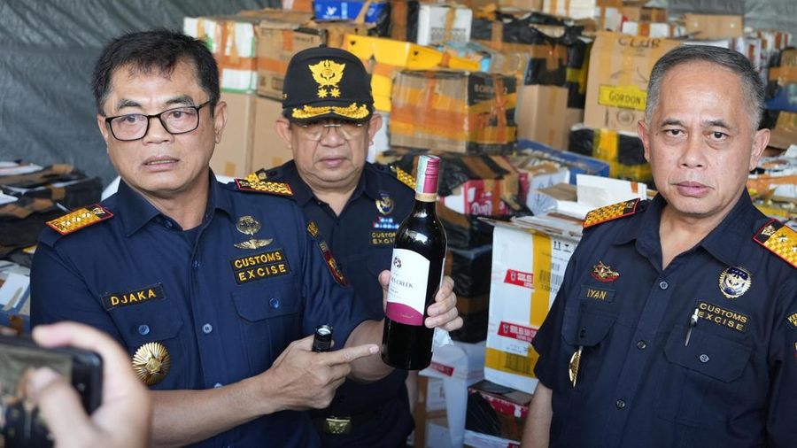 Direktur Jenderal Bea dan Cukai Djaka Budhi Utama menunjukkan barang hasil penindakan miras ilegal di Bali (dok humas DJBC)