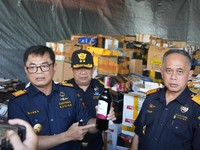 Direktur Jenderal Bea dan Cukai Djaka Budhi Utama menunjukkan barang hasil penindakan miras ilegal di Bali (dok humas DJBC)