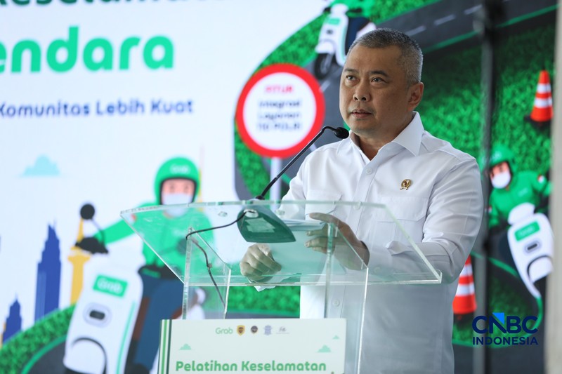 Menteri Perhubungan Dudy Purwagandhi, Direktur Jenderal Perhubungan Darat Aan Suhanan, CEO Grab Indonesia Neneng Goenadi, serta Sekretaris Jenderal AISI Hari Budianto saat membuka pelatihan keselamatan berkendara di Terminal Jatijajar, Depok, Selasa (28/7/2026). (CNBC Indonesia/Tri Susilo)