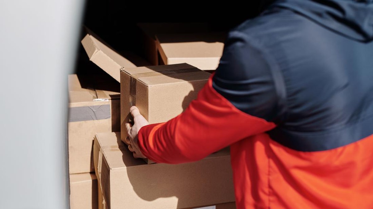 Kurir Paket Meninggal Usai Kerja Nonstop, Sistem Kilat Jadi Sorotan