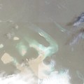 Kelompok militan Houthi Yaman yang bersekutu dengan Iran menembaki instalasi minyak Saudi di dua pelabuhan di pantai Laut Merah pada hari Sabtu (25 Juli), dan pasukan yang didukung Saudi membombardir Houthi, seiring dengan meluasnya perang di Teluk y