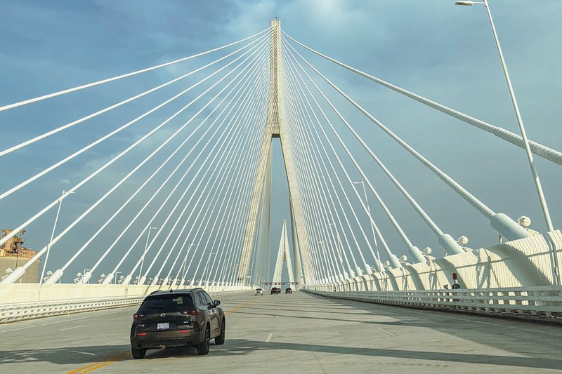 Sebuah tayangan drone menunjukkan kendaraan-kendaraan melintasi Jembatan Internasional Gordie Howe senilai $4,7 miliar, yang menghubungkan Windsor, Ontario dan Detroit, Michigan, pada hari pembukaannya di Windsor, Ontario, Kanada, 27 Juli 2026. (REUTERS/Carlos Osorio)