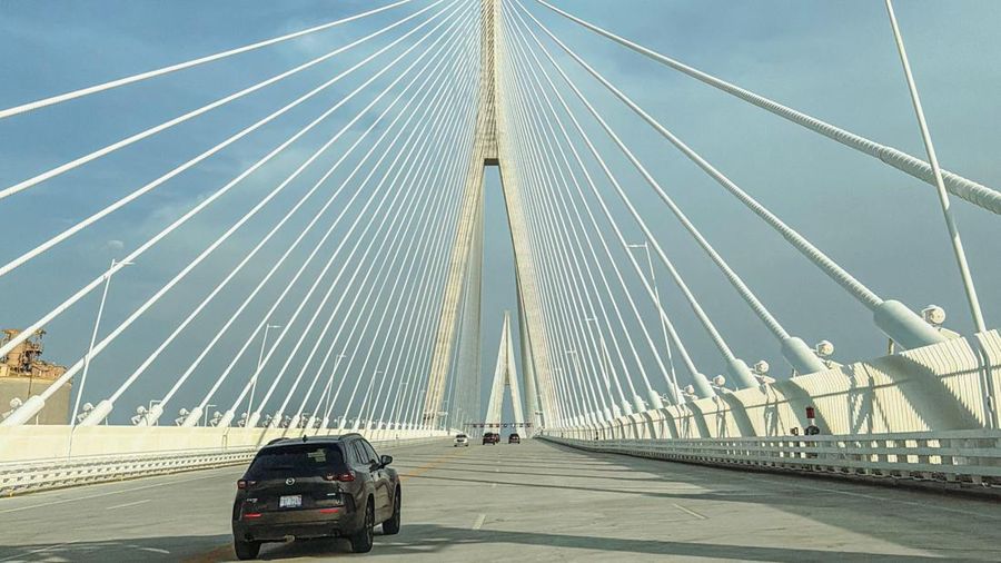 Kendaraan melintasi Jembatan Internasional Gordie Howe senilai $4,7 miliar, yang menghubungkan Windsor, Ontario dan Detroit, Michigan, pada hari pembukaannya di Windsor, Ontario, Kanada, 27 Juli 2026.